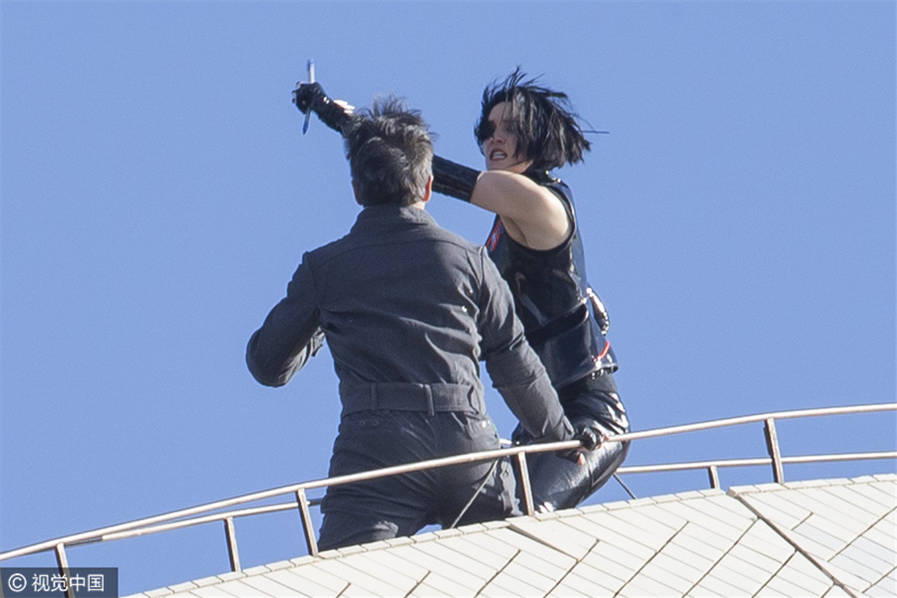 Thành Long giao đấu với phụ nữ trên đỉnh nhà hát cao 64 mét