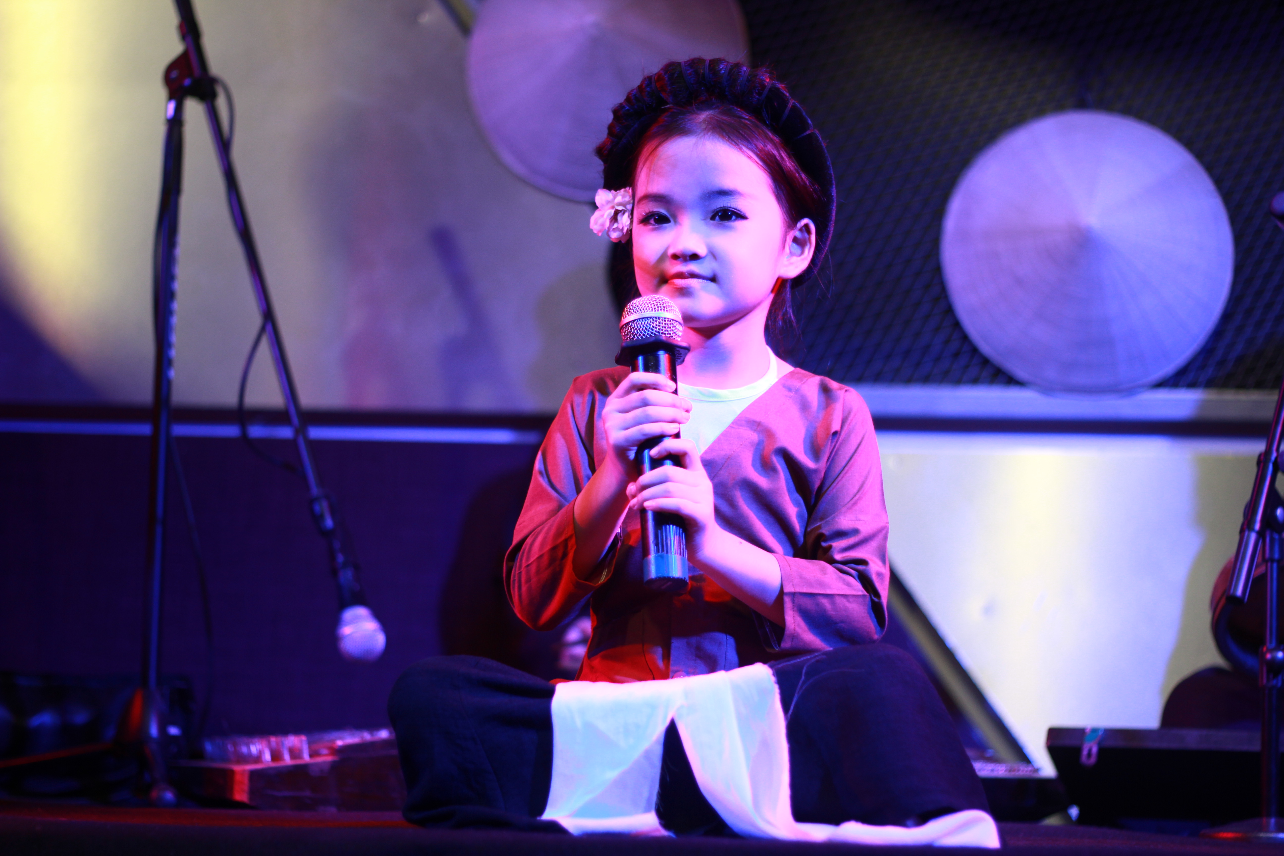 Cô gái 6 tuổi hát xẩm khiến khán giả nhớ cụ Hà Thị Cầu