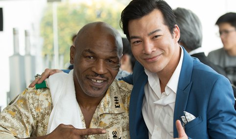 Mike Tyson thân thiết với Trần Bảo Sơn trên phim trường