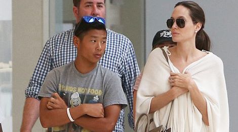 Pax Thiên chững chạc khi xuất hiện cùng Angelina Jolie