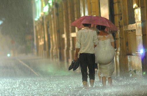 Cô dâu - chú rể nắm tay nhau đi trong mưa bão tại Hà Nội