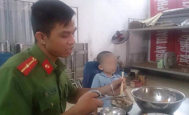 Cảnh sát Phòng cháy Chữa cháy tìm thấy bé trai Hà Nội bị lạc