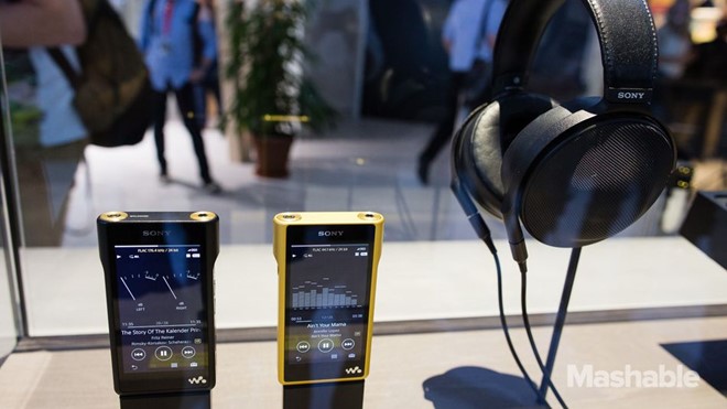 Sony ra mắt Walkman mạ vàng giá 3.200 USD