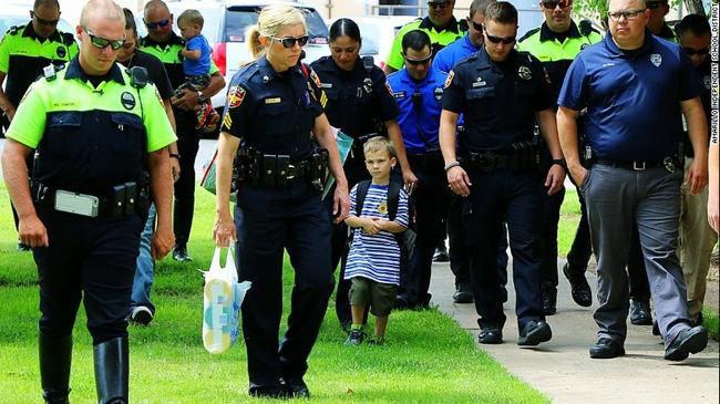 Xúc động em bé 4 tuổi đi khai giảng với 18 cảnh sát theo sau