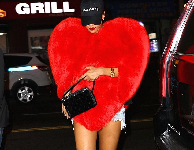 Rihanna mặc áo kỳ dị 15 nghìn đô ra phố