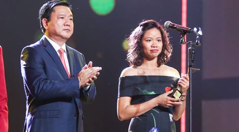 Vợ Trần Lập bật khóc khi chồng được tôn vinh ở VTV Awards