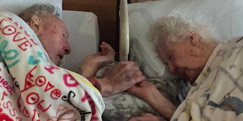Rơi lệ chứng kiến cặp đôi trăm tuổi nắm chặt tay trước giờ vĩnh biệt