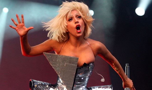 Lady Gaga gây tranh cãi ngày trở lại showbiz