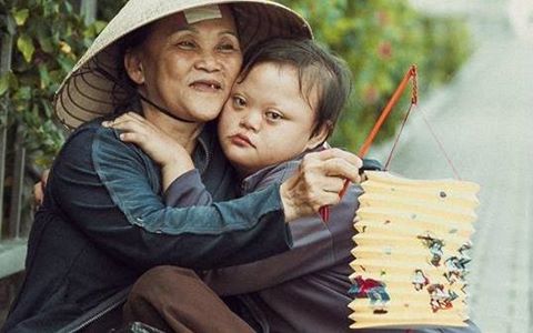 Bé gái đón Trung thu cùng mẹ bên lề đường Sài Gòn