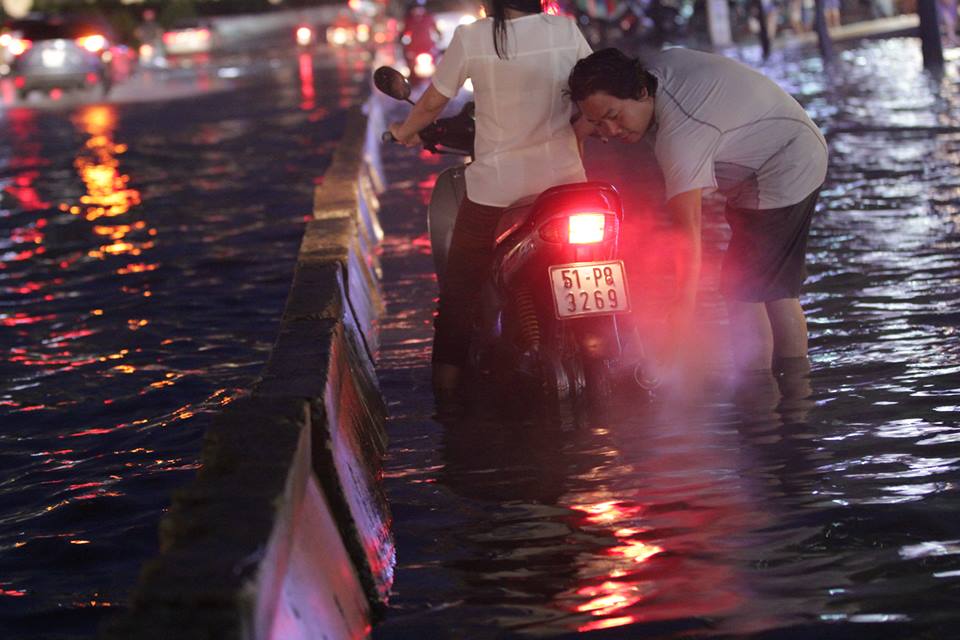 Đường phố Sài Gòn ngập hơn nửa mét sau mưa lớn