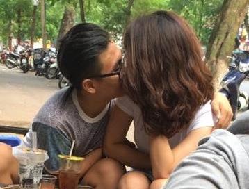 Chàng trai hôn, chạm vào vòng một của bạn gái nơi công cộng
