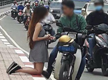 Cô gái quỳ gối trước bạn trai giữa đường phố Sài Gòn
