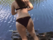 Cô gái mặc bikini đập đầu vào đá khi đu dây từ trên cao
