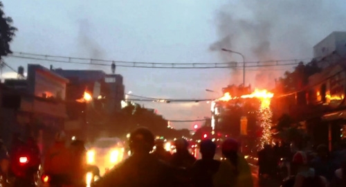 Dây điện cháy như pháo hoa ở Sài Gòn, người dân hoảng hốt tháo chạy