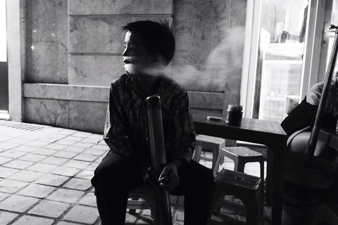 Cậu bé 10 tuổi biểu diễn hút thuốc lào tại Sa Pa