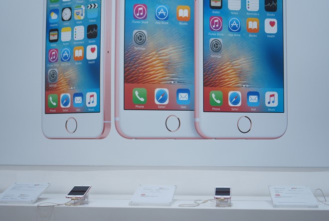 iPhone hàng lướt ở Việt Nam ế ẩm vì sự cố khóa SIM