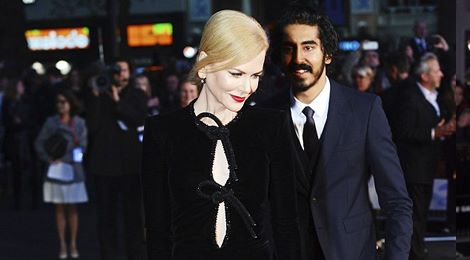Nicole Kidman bối rối vì diện váy xẻ sâu