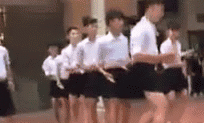 8 nam sinh Hà Nội mặc váy nhảy tại trường học