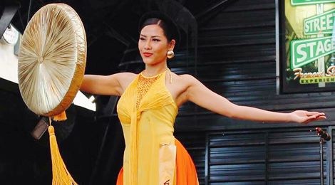 Nguyễn Loan trình diễn áo tứ thân ở Miss Grand International