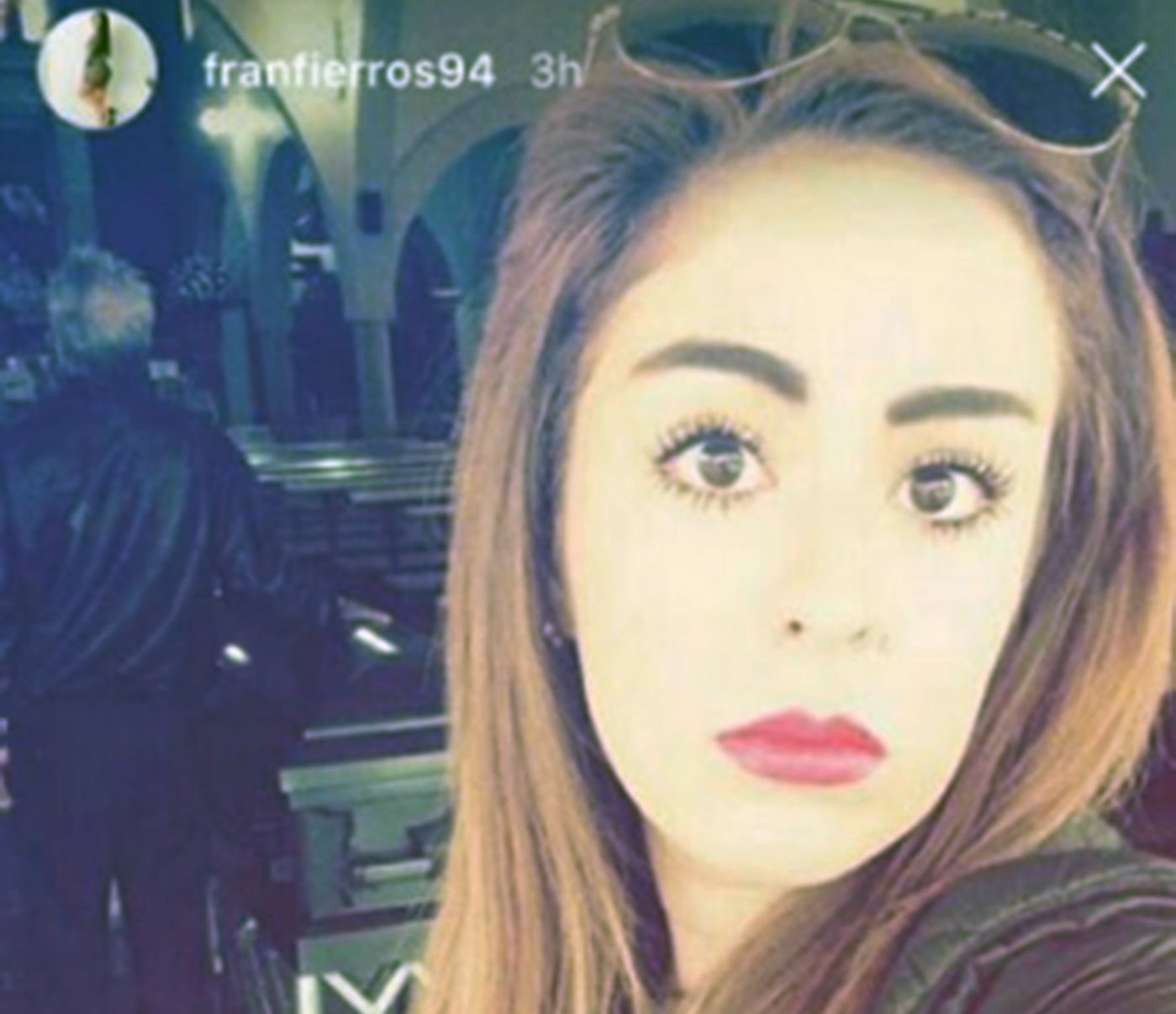 Cô gái chụp selfie tại đám tang ông bị dân mạng chỉ trích