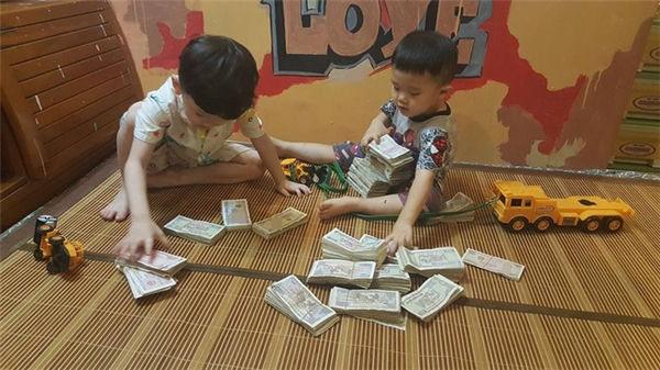 Phát sốt với hai nhóc tì đếm tiền lẻ gửi MC Phan Anh làm từ thiện