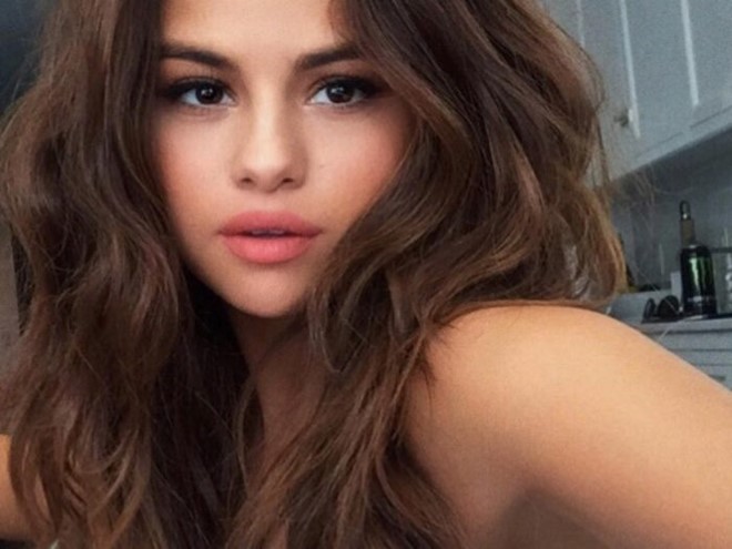 Fan nghẹn ngào khi biết chế độ chữa trị của Selena Gomez
