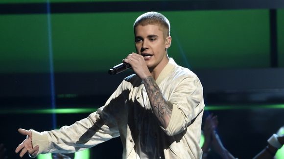 Justin Bieber ngừng biểu diễn để yêu cầu fan im lặng