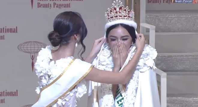 Hoa hậu Quốc tế 2016 khóc nức nở khi đăng quang