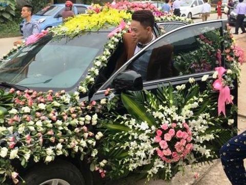 Chú rể lái xe phủ kín hoa dẫn đoàn 50 ôtô rước dâu ở Nghệ An