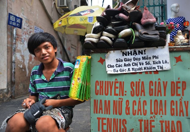 Chàng trai sửa giày miễn phí cho người nghèo ở Sài Gòn