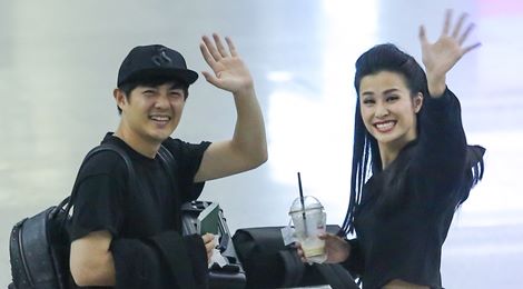 Đông Nhi và bạn trai giản dị tại sân bay khi sang dự MTV EMA