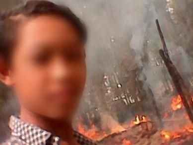 Chàng trai thản nhiên chụp selfie bên ngôi nhà đang cháy