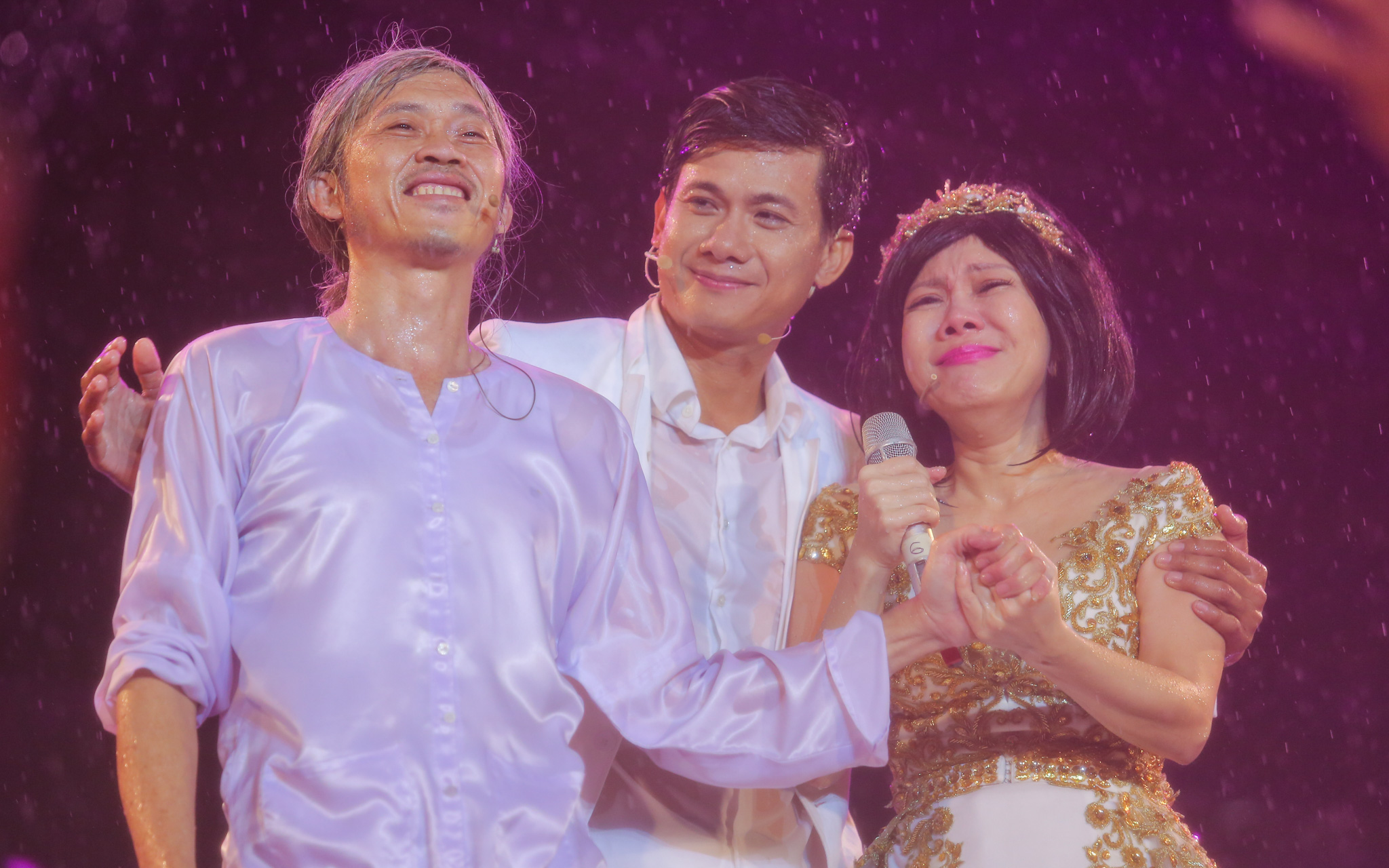 Việt Hương khóc vì hàng chục nghìn khán giả dầm mưa xem show