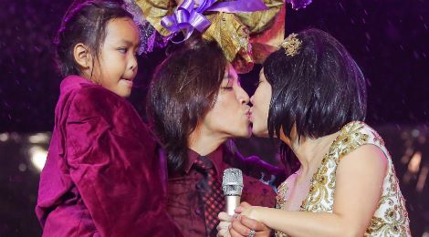 Vợ chồng Việt Hương hôn nhau nồng nàn trong live show