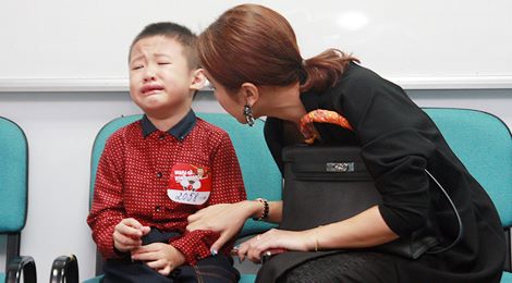 Con trai MC Thanh Vân òa khóc khi đi casting