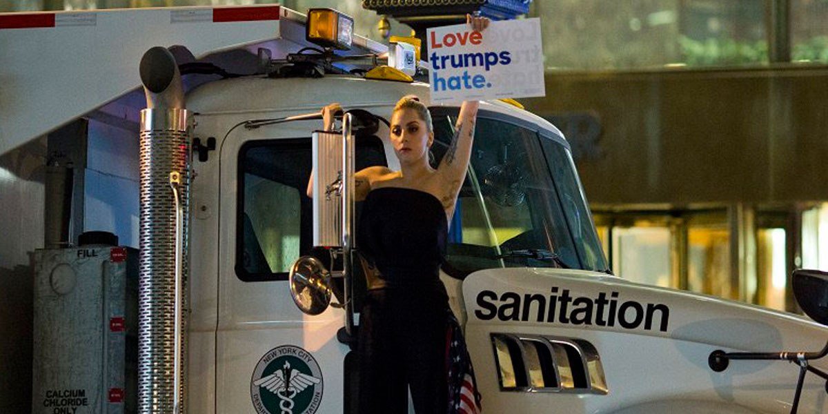 Lady Gaga ôm mặt khóc, đứng phản đối trước tòa tháp Trump