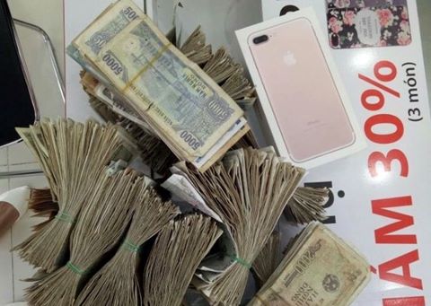 Mang gần 22 triệu tiền lẻ đi mua iPhone 7 chính hãng