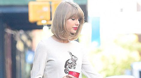 Chỉ với một chiếc quần jeans, Taylor Swift biến hóa đủ kiểu