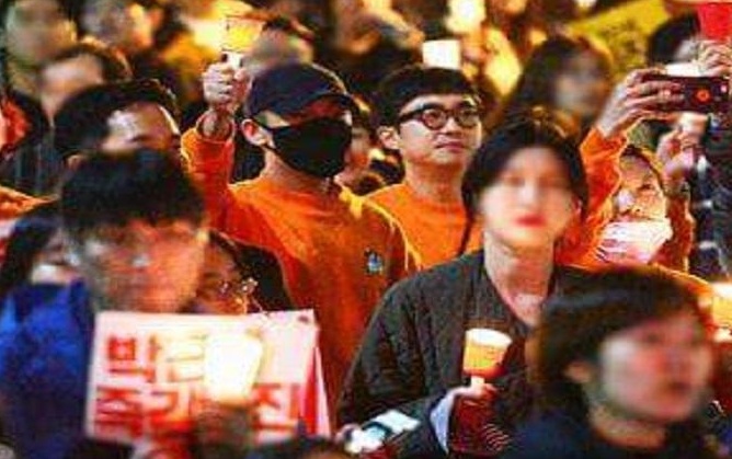 Sao Hàn xuống đường biểu tình yêu cầu tổng thống từ chức