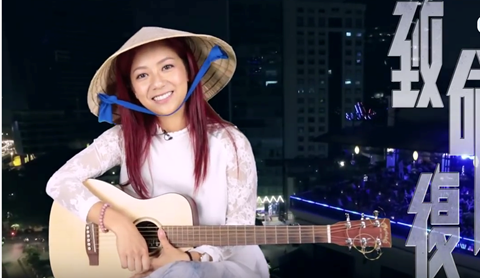 Ca sĩ TVB đội nón lá, mặc áo dài, hát tiếng Việt