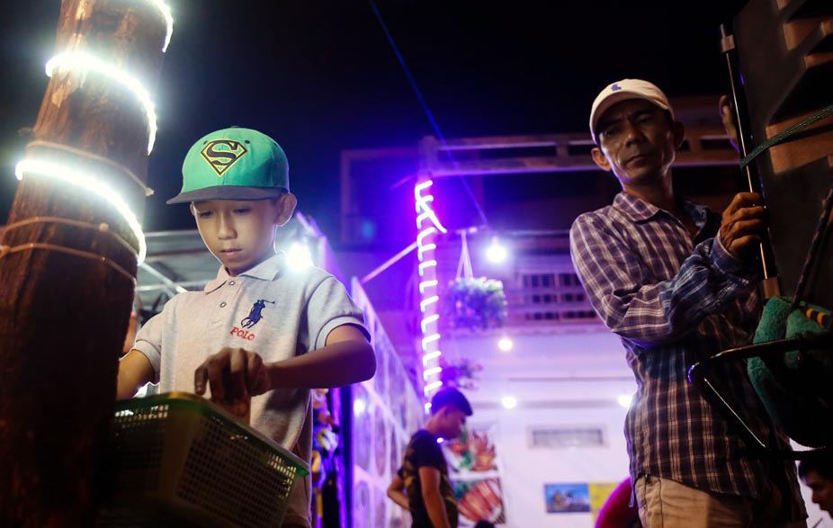 Cha con cậu bé 11 tuổi hát rong ở quán nhậu Sài Gòn