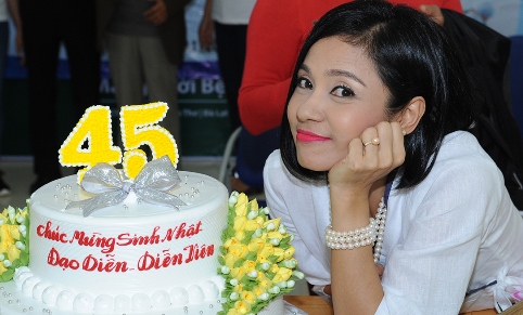 Việt Trinh dùng tiền tổ chức sinh nhật để làm từ thiện
