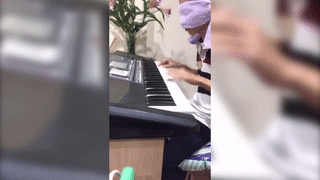 Chàng trai vừa bịt mắt vừa chơi DJ trên đàn organ