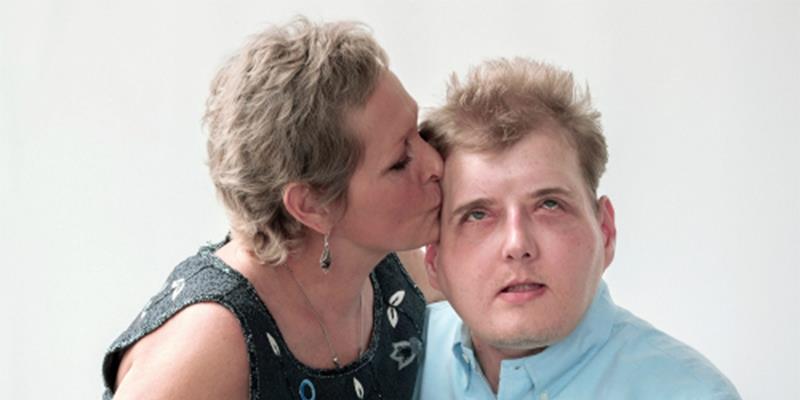 Nụ hôn xúc động của mẹ dành cho người mang gương mặt con trai đã mất
