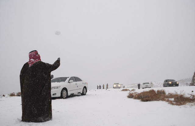 Người dân kinh ngạc khi thấy tuyết rơi giữa... sa mạc