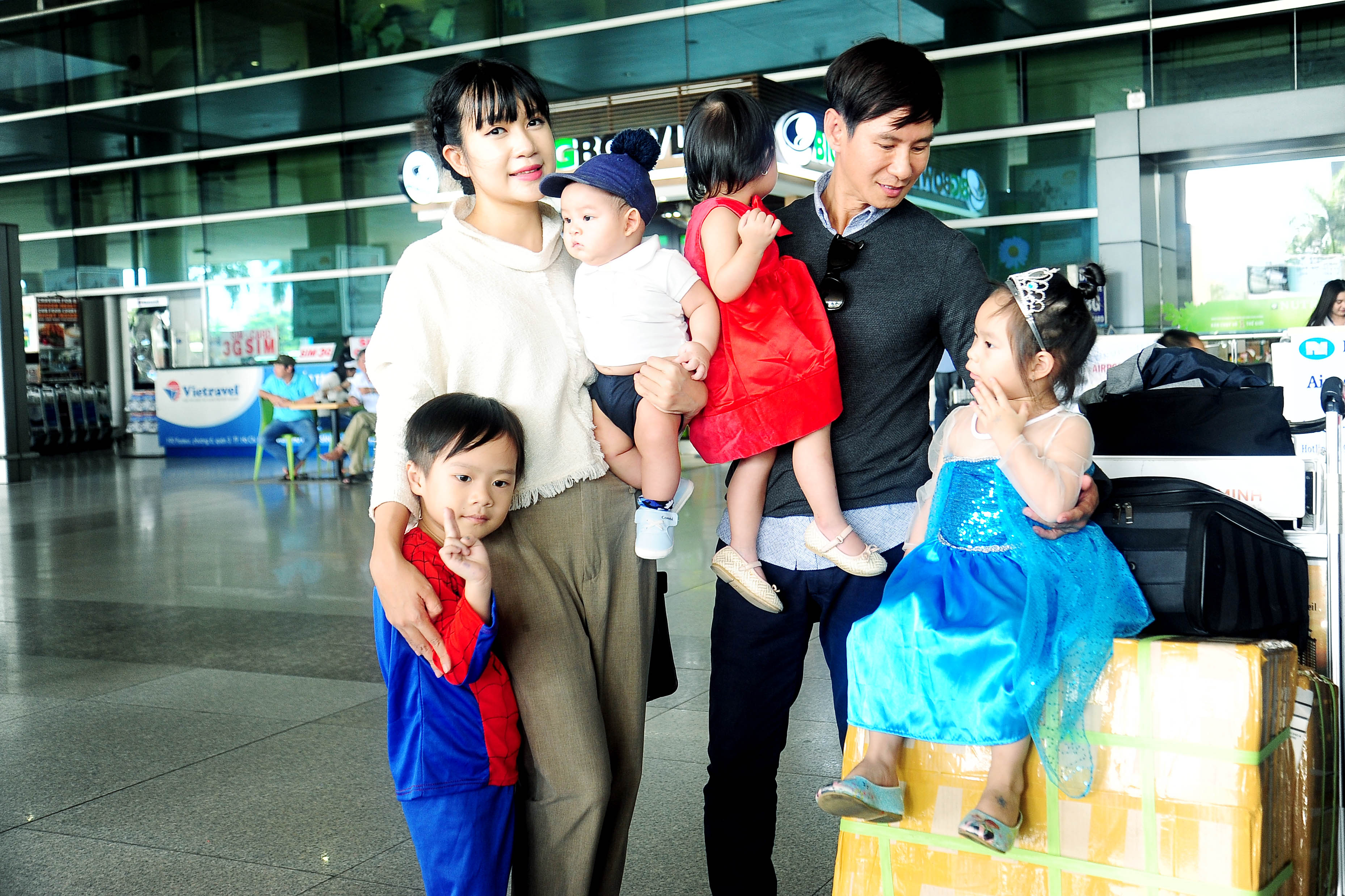 Vợ chồng Lý Hải được 4 con ra sân bay đón