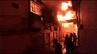 Cháy lớn ở Hà Nội, xưởng đồ bảo hộ lao động bị thiêu rụi