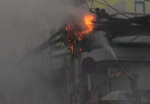 Cáp viễn thông cháy như bó đuốc giữa Sài Gòn