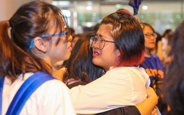 Fan Việt xếp hàng dài, bật khóc khi gặp mỹ nam Hàn ở TP.HCM