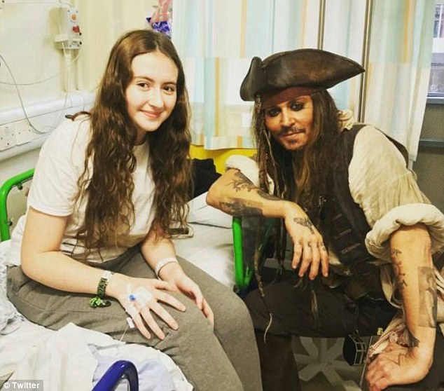 Johnny Depp bất ngờ hóa “cướp biển” tới thăm bệnh nhi